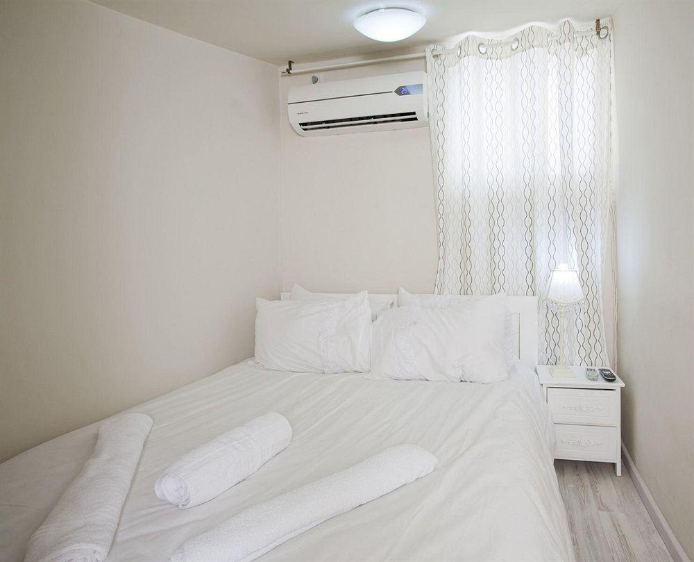 Levy - Neve Tzedek 3*